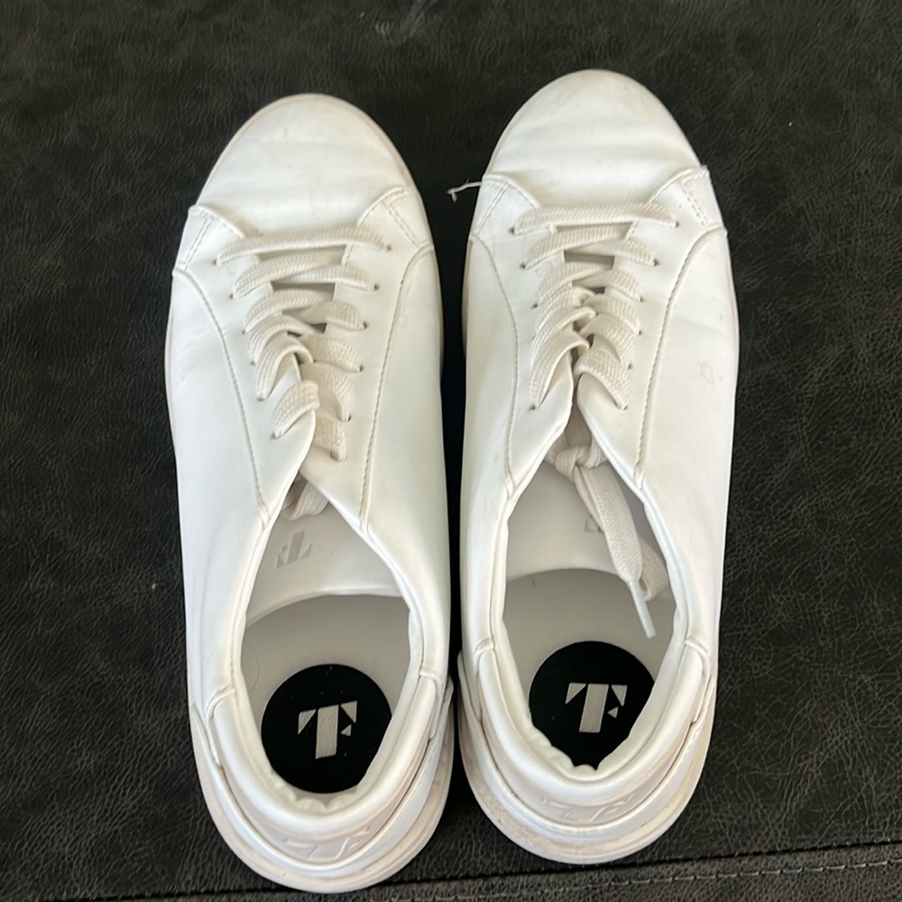 Women Thousand Fell sneaker size 8